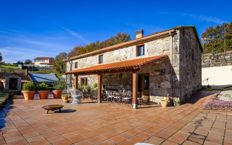 Terrazas amplias alrededor de la casa